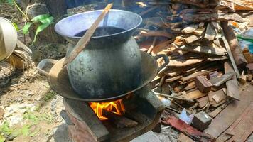 Dyeing wood chips or sawdust by boiling reed dye photo