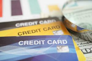 tarjeta de crédito y lupa para compras en línea, concepto de negocio de finanzas de seguridad. foto