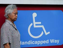 asiático mayor antiguo mujer paciente con invalidez persona símbolo. foto