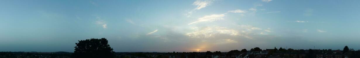 Most Beautiful View of Sky and Dramatic Clouds over Luton City of England UK During Sunset. photo