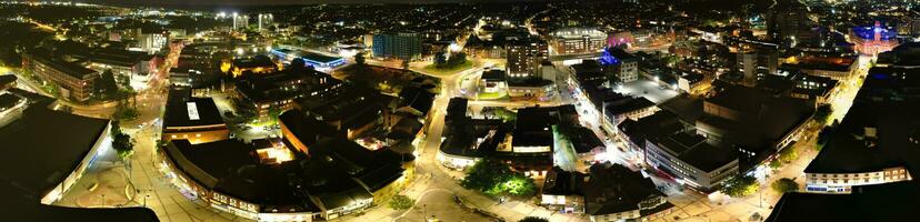 ultra amplio aéreo panorámico ver de iluminado céntrico edificios, carreteras y central lutón ciudad de Inglaterra Reino Unido a comenzando de claro el clima noche de septiembre 5to, 2023 foto