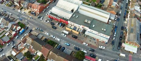 aéreo ver de residencial casas y industrial inmuebles conjunto a amargarse la carretera cerca Farley colinas lutón ciudad, Inglaterra Reino Unido. el alto ángulo imágenes estaba capturado con drones cámara en septiembre 7, 2023 foto