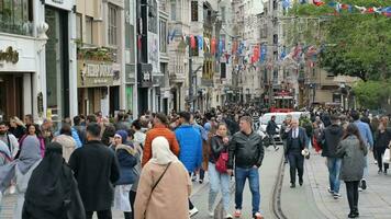 Kalkon istambul 19 juni 2023. fullt med folk istiklal gata i taksim, istanbul, video
