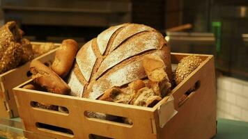 frisch gebacken Brot beim Bauern Markt Regale im Istanbul . video