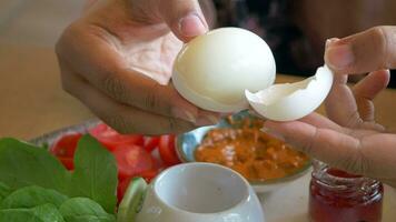 kvinna hand perfekt skalad kokt ägg video
