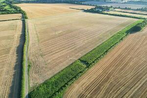alto ángulo imágenes de británico agrícola granjas a campo paisaje cerca lutón ciudad de Inglaterra genial Bretaña de Reino Unido. imágenes estaba capturado con drones cámara en agosto 19, 2023 foto