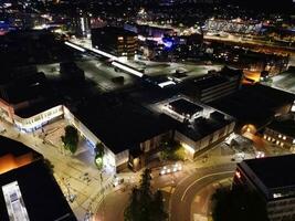 aéreo ver de iluminado lutón ciudad de Inglaterra Reino Unido después puesta de sol durante noche de verano. imagen estaba capturado con drones cámara en sep 1º, 2023 foto