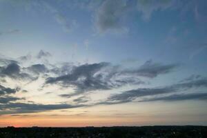 más hermosa ver de cielo y dramático nubes terminado lutón ciudad de Inglaterra Reino Unido durante puesta de sol. foto