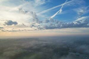 más hermosa y mejor alto ángulo dramático vistoso cielo imágenes desde encima el nubes el rápido Moviente nubes durante Dom creciente temprano en el Mañana terminado lutón ciudad de Inglaterra Reino Unido foto