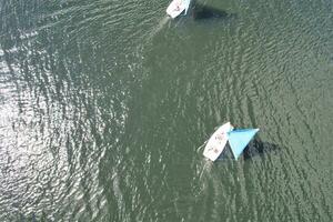 alto ángulo imágenes de personas son paseo en barco a caldecotta lago situado a milton Keynes ciudad de Inglaterra genial Bretaña Reino Unido. el aéreo paisaje estaba capturado en agosto 21, 2023 con drones cámara foto