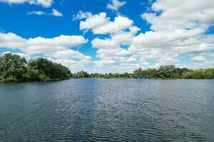 alto ángulo imágenes de personas son paseo en barco a caldecotta lago situado a milton Keynes ciudad de Inglaterra genial Bretaña Reino Unido. el aéreo paisaje estaba capturado en agosto 21, 2023 con drones cámara foto