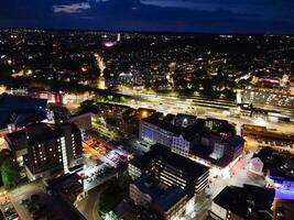 aéreo ver de iluminado lutón ciudad de Inglaterra Reino Unido después puesta de sol durante noche de verano. imagen estaba capturado con drones cámara en sep 1º, 2023 foto