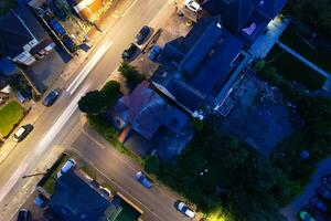 aéreo ver de iluminado luton residencial casas de Inglaterra Reino Unido después puesta de sol durante noche de verano. imágenes estaba capturado con drones cámara en sep 2do, 2023 foto