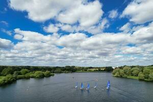 alto ángulo imágenes de personas son paseo en barco a caldecotta lago situado a milton Keynes ciudad de Inglaterra genial Bretaña Reino Unido. el aéreo paisaje estaba capturado en agosto 21, 2023 con drones cámara foto