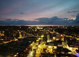 aéreo ver de iluminado lutón ciudad de Inglaterra Reino Unido después puesta de sol durante noche de verano. imagen estaba capturado con drones cámara en sep 1º, 2023 foto