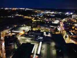 aéreo ver de iluminado lutón ciudad de Inglaterra Reino Unido después puesta de sol durante noche de verano. imagen estaba capturado con drones cámara en sep 1º, 2023 foto