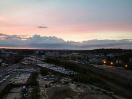 aéreo ver de iluminado lutón ciudad de Inglaterra Reino Unido después puesta de sol durante noche de verano. imagen estaba capturado con drones cámara en sep 1º, 2023 foto