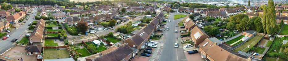 aéreo ver de residencial casas y industrial inmuebles conjunto a amargarse la carretera cerca Farley colinas lutón ciudad, Inglaterra Reino Unido. el alto ángulo imágenes estaba capturado con drones cámara en septiembre 7, 2023 foto