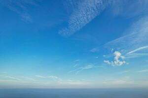 más hermosa y mejor alto ángulo dramático vistoso cielo imágenes desde encima el nubes el rápido Moviente nubes durante Dom creciente temprano en el Mañana terminado lutón ciudad de Inglaterra Reino Unido foto