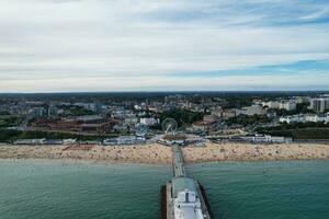 aéreo ver de más hermosa y atractivo turista destino a bournemouth ciudad arenoso playa de Inglaterra genial Bretaña, imagen estaba capturado con drones cámara en agosto 23, 2023 durante soleado día. foto