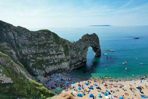 más hermosa alto ángulo ver de británico paisaje y mar ver de durdle puerta playa de Inglaterra genial Bretaña, Reino Unido. imagen estaba capturado con drones cámara en septiembre 9, 2023 foto