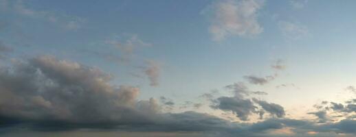 Most Beautiful View of Sky and Dramatic Clouds over Luton City of England UK During Sunset. photo