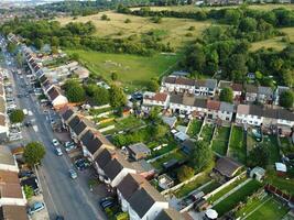 aéreo ver de residencial real inmuebles con industrial inmuebles conjunto distrito de norte de lutón ciudad de Inglaterra, genial Bretaña, Reino Unido. imágenes estaba capturado con drones cámara en septiembre 7, 2023 foto