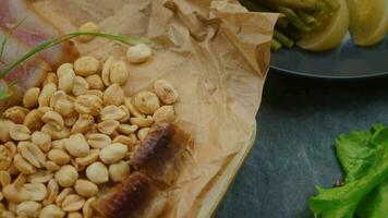 nombreuses assiettes de cornichons et apéritifs sont sur le tableau, restaurant nourriture video