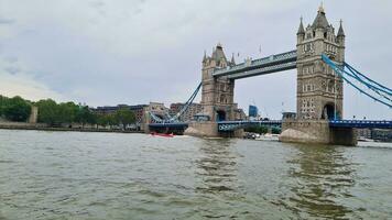 bajo ángulo ver de mundo famoso turista atracción a torre puente y río Támesis cuales es principalmente concurrido con internacional turistas a central Londres, Inglaterra Reino Unido. capturado en junio, 18 2023 foto