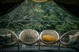 jardín sillas dentro glamping cúpula, llanfairfechan, norte Gales, cimru, Reino Unido foto