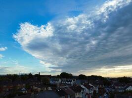 alto ángulo imágenes de más hermosa dramático nubes y cielo terminado lutón ciudad de Inglaterra Reino Unido. imagen estaba capturado con drones cámara en agosto 25, 2023 foto