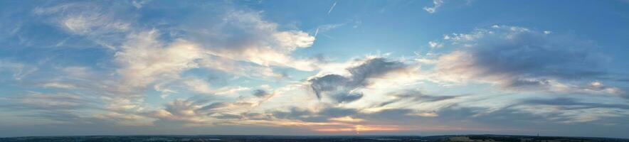 más hermosa panorámico ver de cielo y dramático nubes terminado lutón ciudad de Inglaterra Reino Unido durante puesta de sol. el maravilloso imagen estaba capturado en sep 7, 2023. foto