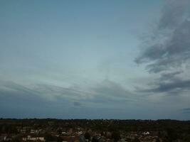 alto ángulo ver de hermosa nubes y cielo terminado lutón ciudad durante puesta de sol foto