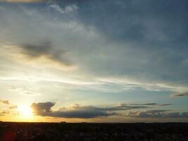 alto ángulo ver de hermosa nubes y cielo terminado lutón ciudad durante puesta de sol foto