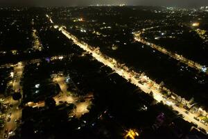 alto ángulo ver de lutón ciudad y la carretera con algunos tráfico durante medianoche. foto