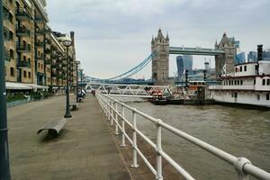 bajo ángulo ver de central Londres ciudad a río Támesis y torre Londres puente durante un nublado día de junio 18, 2023. Londres, Inglaterra, unido Reino, genial Bretaña recorrido. foto