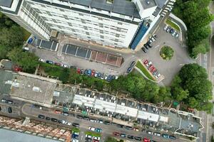 atractivo turista destino a bournemouth ciudad arenoso playa y Oceano de Inglaterra genial Bretaña, aéreo imágenes capturado con drones cámara en agosto 23, 2023 durante soleado día. foto