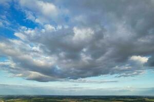 más hermosa alto ángulo ver de dramático cielo y nubes terminado británico campo paisaje durante puesta de sol foto