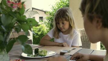 caucasian flicka av 7 år gammal gör inte vilja till acceptera broccoli som en lunch. video