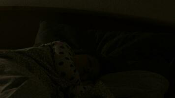 uma jovem menina dormindo dentro a cama com dela boneca dentro a Sombrio video