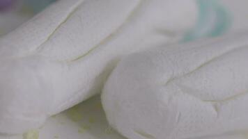 uma par do branco algodão almofadas em uma branco superfície video