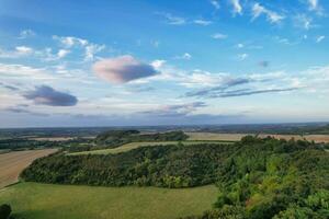 alto ángulo imágenes de británico agrícola granjas a campo paisaje cerca lutón ciudad de Inglaterra genial Bretaña de Reino Unido. imágenes estaba capturado con drones cámara en agosto 19, 2023 foto