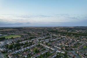 aéreo ver de residencial real inmuebles casas a este de lutón ciudad de Inglaterra, genial Bretaña. imágenes estaba capturado con drones cámara en agosto 19, 2023 durante puesta de sol tiempo. foto