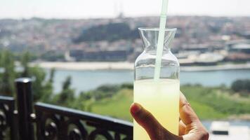 participación un vaso de naranja jugo en contra azul cielo video