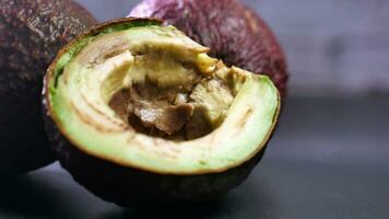 un' marcio avocado su un' bianca sfondo. video