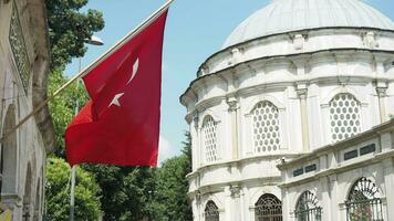 Turks vlag en moskee in achtergrond video