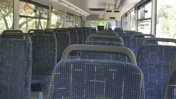 azul asientos dentro de vacío ciudad autobús. video