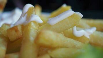 häller majonnäs och franska frites eras på en tallrik video