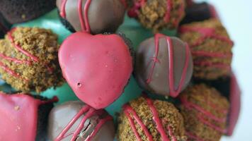 chocolat noir sur une assiette sur table close up video