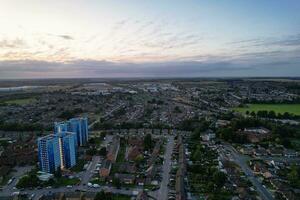 aéreo ver de residencial real inmuebles casas a este de lutón ciudad de Inglaterra, genial Bretaña. imágenes estaba capturado con drones cámara en agosto 19, 2023 durante puesta de sol tiempo. foto